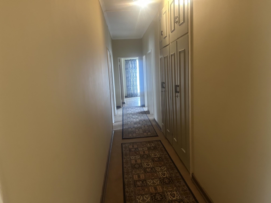 5 Bedroom Property for Sale in Viljoenskroon Free State